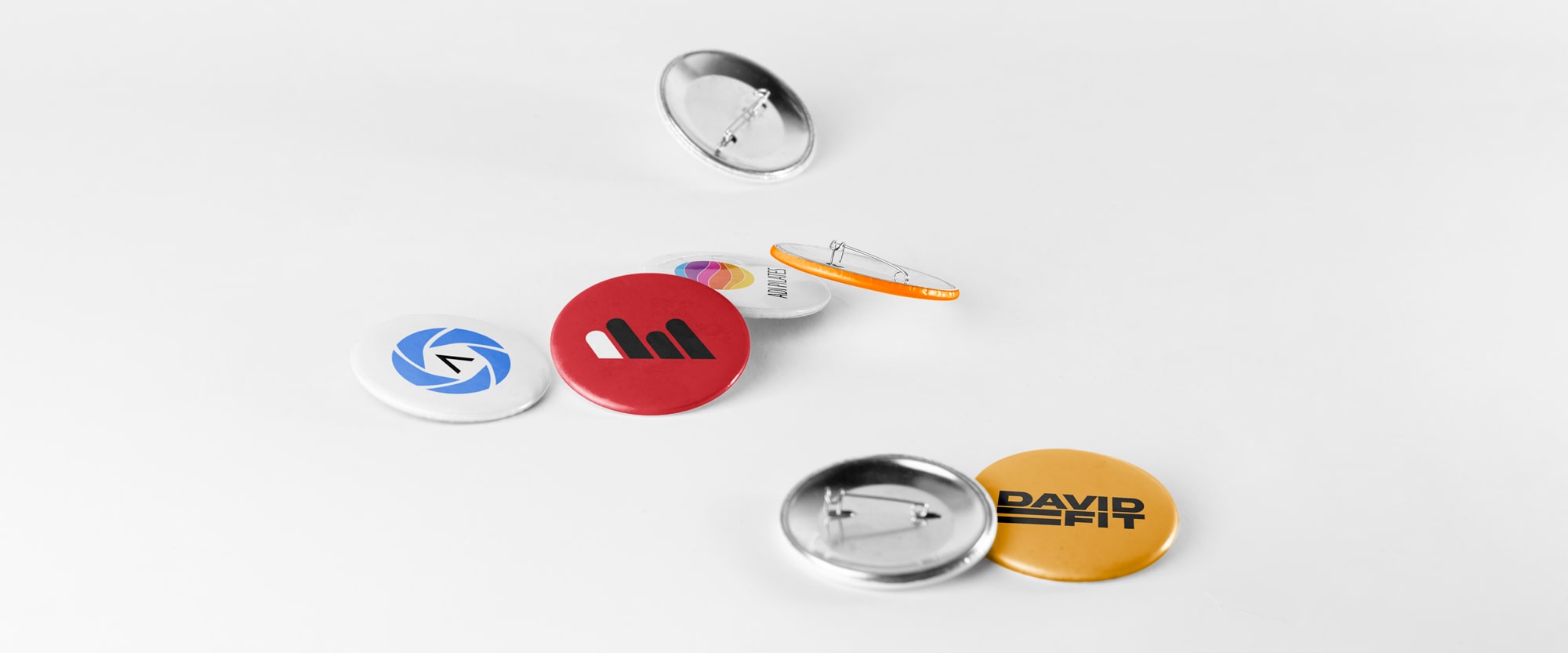 הדפסה על סיכות דש.